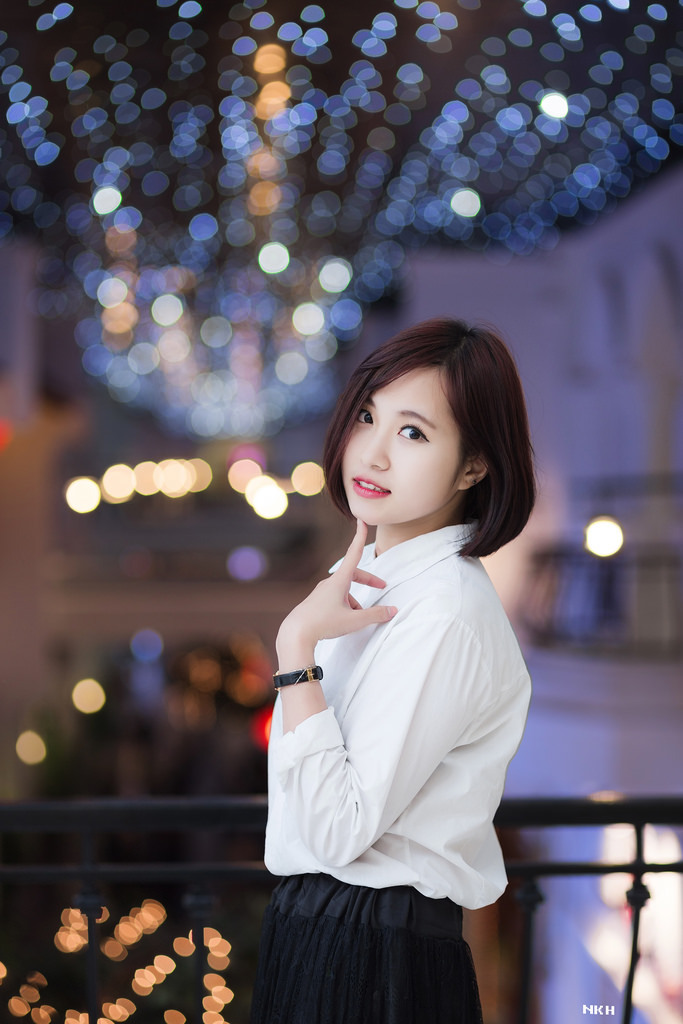 男女在床上打扑克